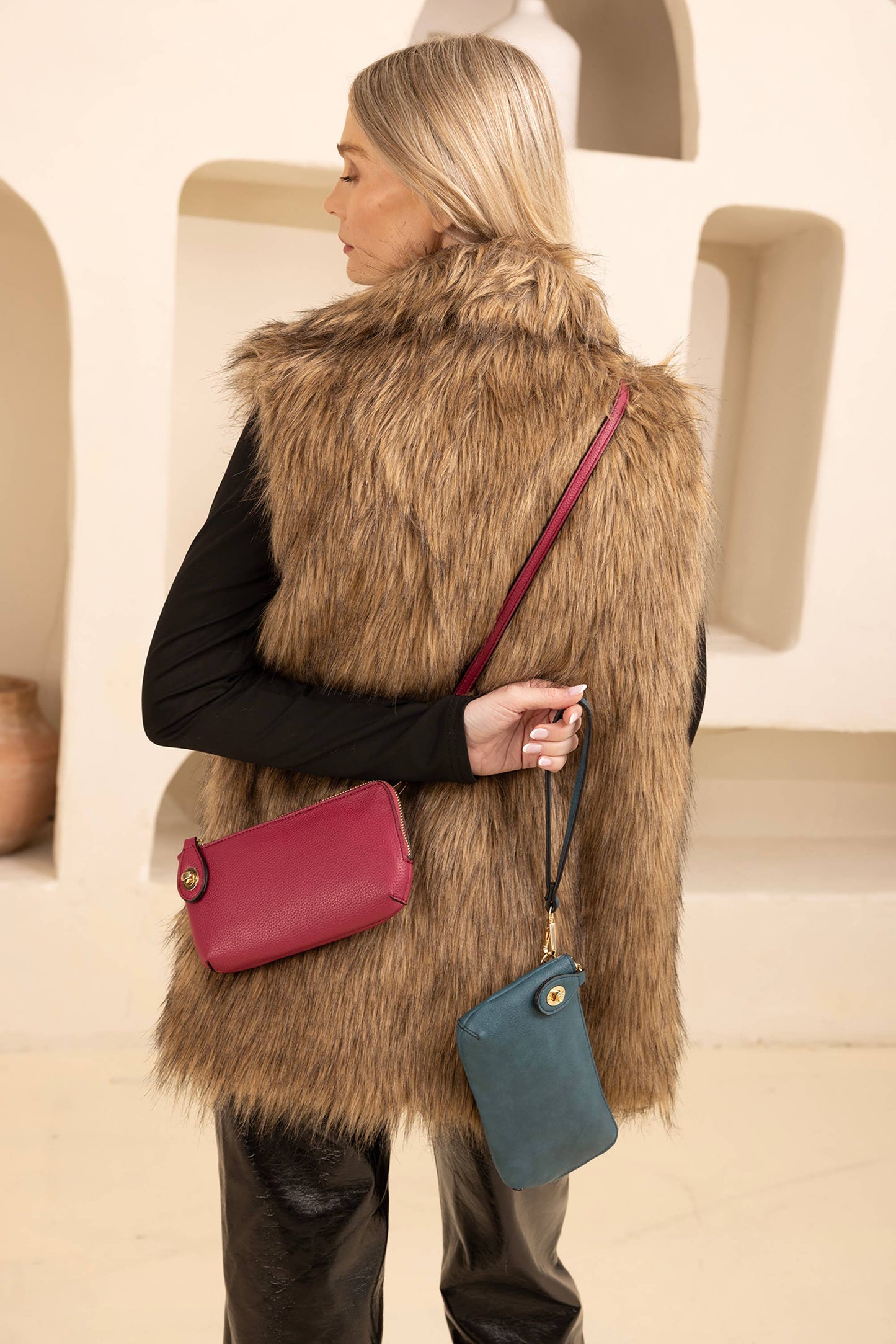 Kendall (Blk/Wh) Crossbody/Wristlet w/ Twist Lock Closure
